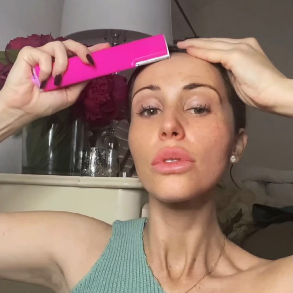 Ultrazvukový holicí strojek SilkyShave